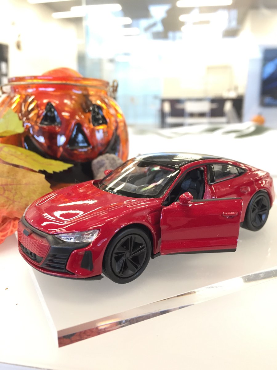 AudiMinoh's tweet photo. 【Audi Collectionのご紹介】
ドアも開閉可能なプルバックカーです。
お子様へのプレゼントにいかがでしょうか?
■Audi RS e-tron GT Pullback, tango red
¥3,080(税込)
サイズ:1/38
#RSetronGT
#プルバックカー
#AudiCollection
#アウディ
#アウディ箕面
#AJS https://t.co/c5Aa7qVljT