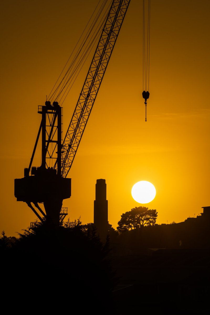 StraboniThomas's tweet photo. Hier soir  une des grues Brestoises a tenté d'attraper le soleil, sans succès; la nuit tomba sur la cité du Ponant. #brestfr https://t.co/iIWbKppPav