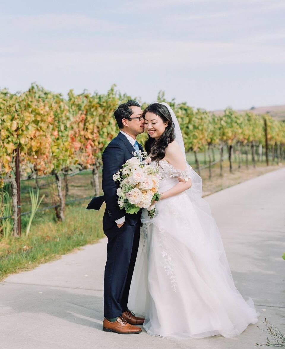EagleVinesGC's tweet photo. #WeddingWednesday Our beautiful vineyard provided the perfect backdrop for S + G's wedding✨ Thank you for choosing Eagle Vines for your special day! Cheers to your forever🤍

📸 @inezjphoto https://t.co/YWJxhH0Bc5
