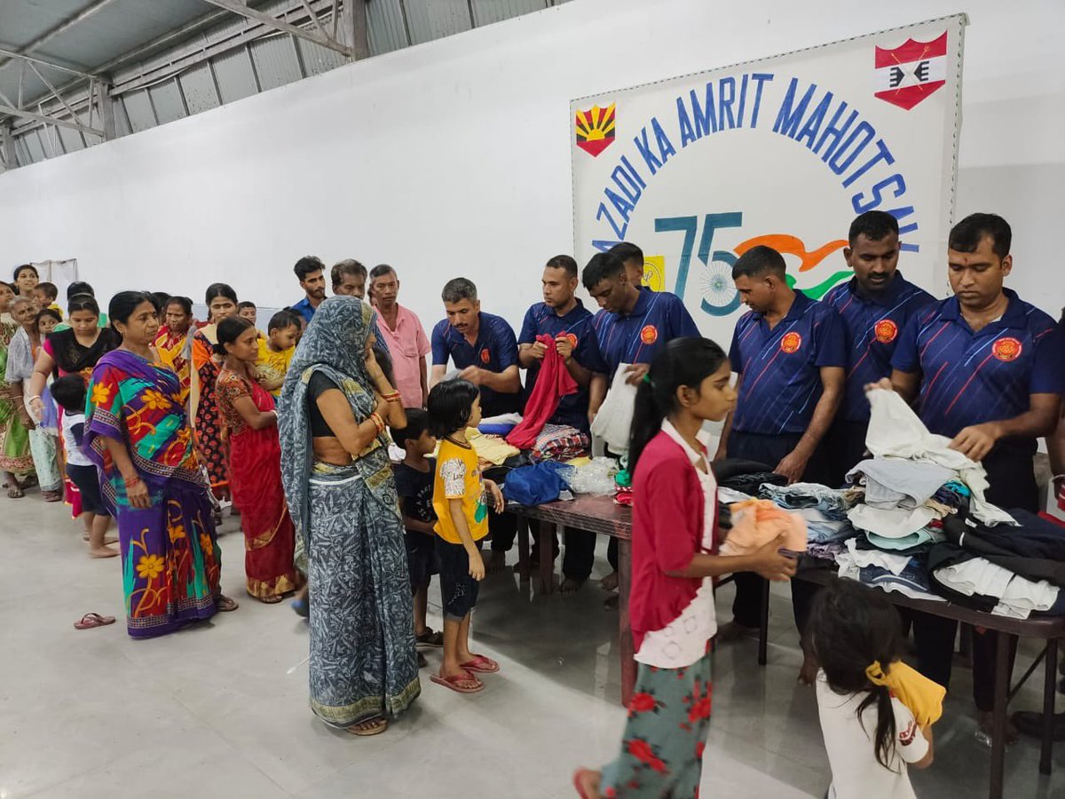 trishakticorps's tweet photo. #SharingHappinessWithTheUnderprivileged

#TrishaktiCorps #BlackCatDivision celebrated an ennobling #DurgaPuja by distributing food and clothes to 2500 #SlumDwellers of Chanditala Road  Behala #Kolkata in sync with #IndianArmy’s #Sharing&amp;CaringCulture
#WeCare
@adgpi 
@easterncomd https://t.co/7QAsndr6Jo