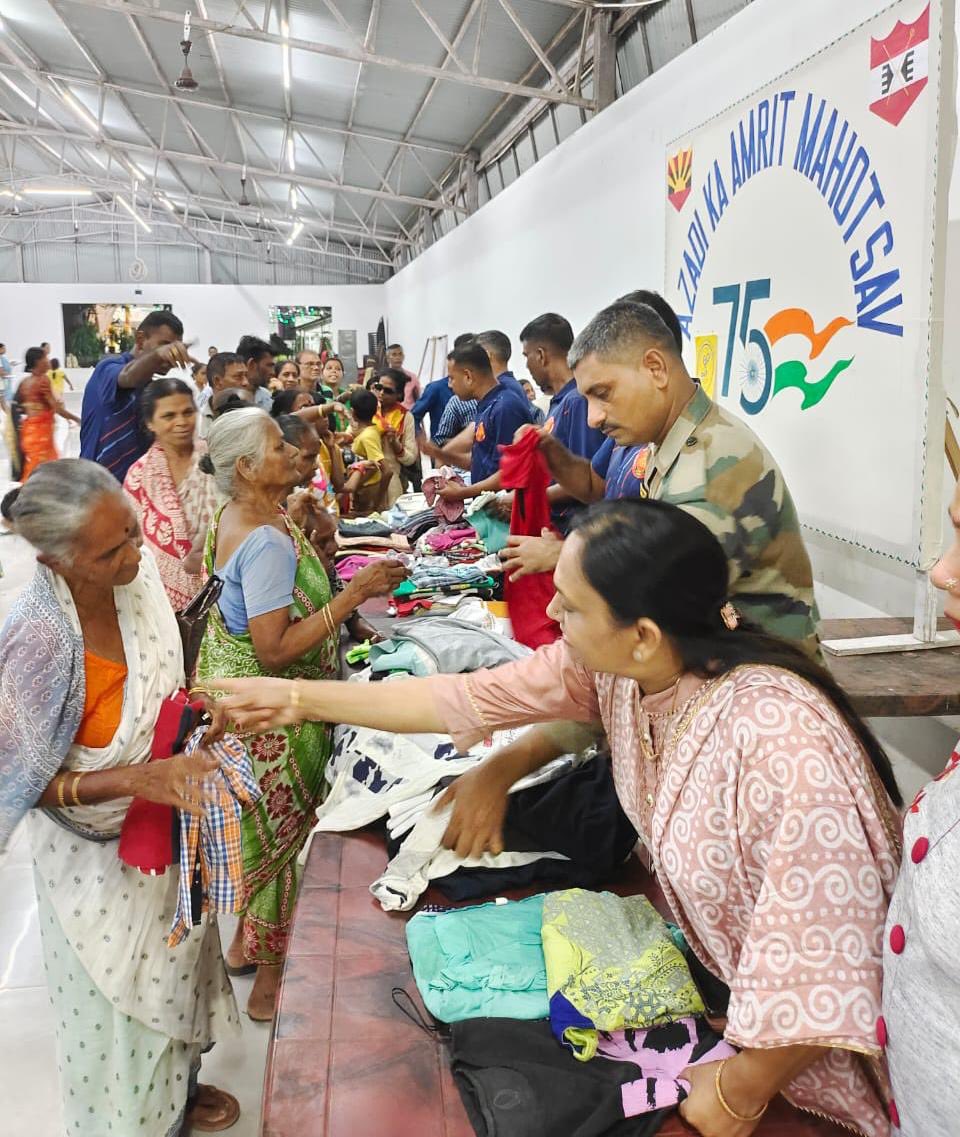 trishakticorps's tweet photo. #SharingHappinessWithTheUnderprivileged

#TrishaktiCorps #BlackCatDivision celebrated an ennobling #DurgaPuja by distributing food and clothes to 2500 #SlumDwellers of Chanditala Road  Behala #Kolkata in sync with #IndianArmy’s #Sharing&amp;CaringCulture
#WeCare
@adgpi 
@easterncomd https://t.co/7QAsndr6Jo