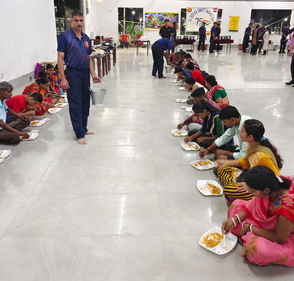 trishakticorps's tweet photo. #SharingHappinessWithTheUnderprivileged

#TrishaktiCorps #BlackCatDivision celebrated an ennobling #DurgaPuja by distributing food and clothes to 2500 #SlumDwellers of Chanditala Road  Behala #Kolkata in sync with #IndianArmy’s #Sharing&amp;CaringCulture
#WeCare
@adgpi 
@easterncomd https://t.co/7QAsndr6Jo