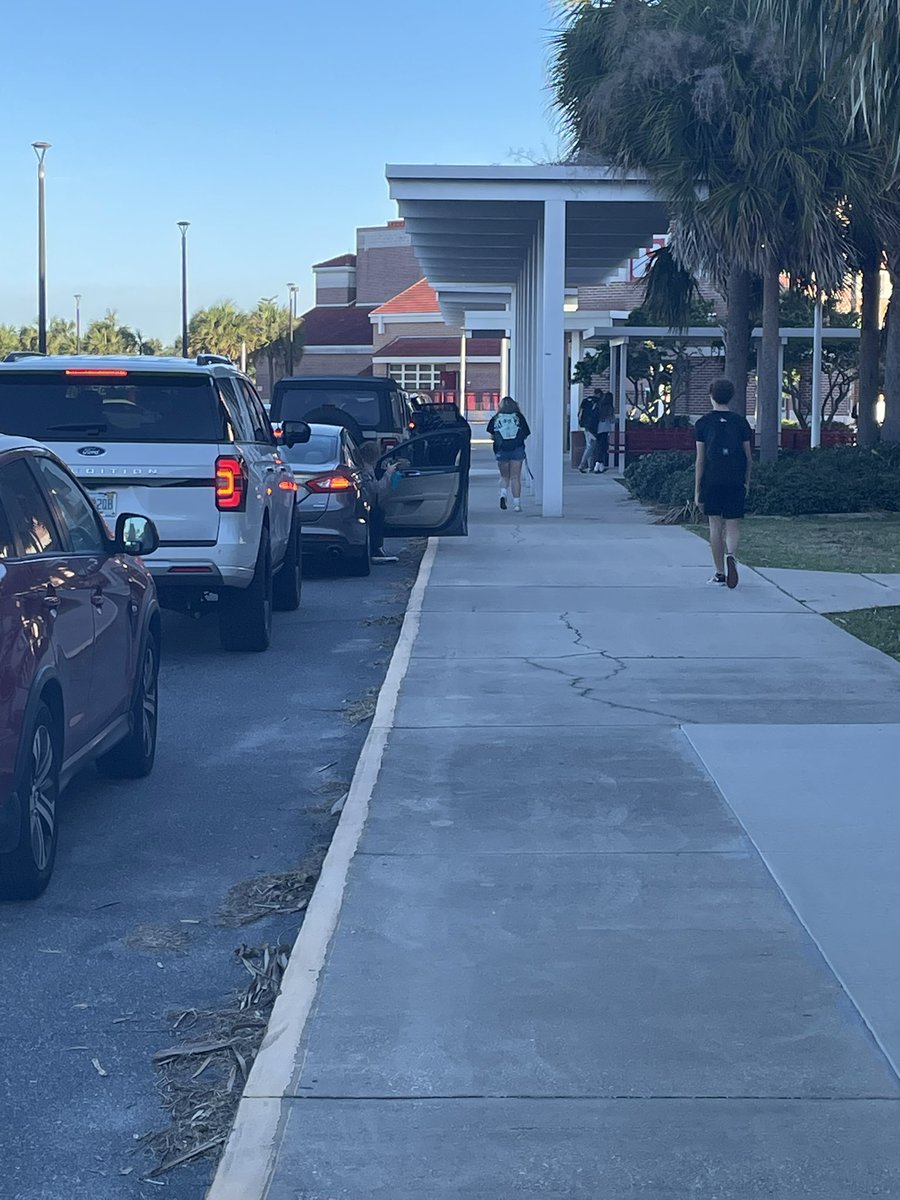volusiaschools's tweet photo. It was a great first day back to school at @SeabreezeHS !!! The #Sandcrabs were back and staff was excited to see them. Thank you Principal Harris for the hospitality !!! #VCSFamily https://t.co/PB3Vu1P6na