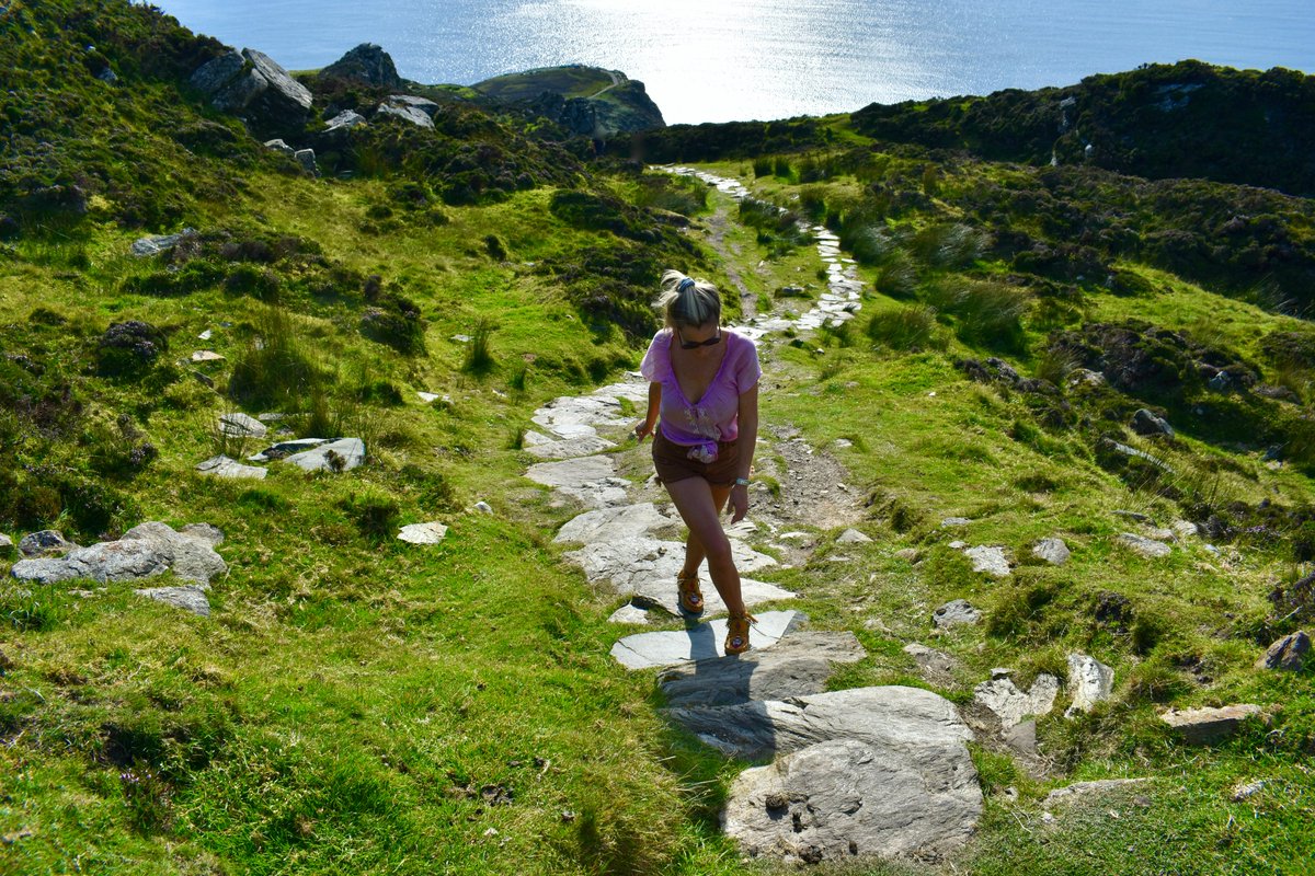 GoddessLife's tweet photo. Finding the pot of gold on Leprechaun walk in magical Ireland 🍀

Who else finds transformation, your pot of gold from walking? 🚶‍♀️

#walkingmeditation #irelandtravel #irelandcalling #leprechaun #potofgold #goddesstour https://t.co/5i71ofts9L