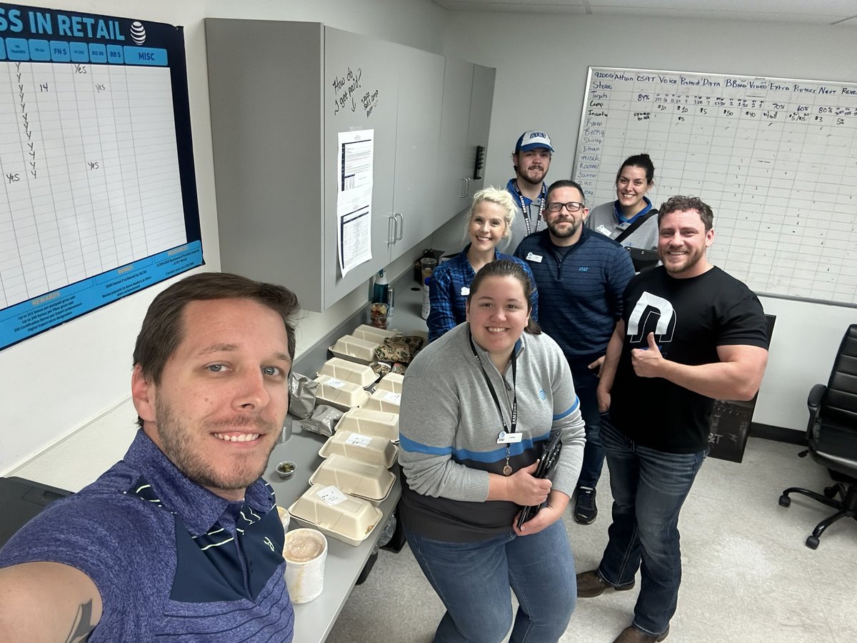 #ServeCustomersFirst week! A huge shout out to my main ARSM homie <a href="/NickTalick/">Nick Talick</a> <a href="/KattiaS_Ramirez/">Kattia S. Ramirez</a> <a href="/AlyssaMoore_12/">Alyssa Moore</a> for bringing us some stellar grub here in the Poplar Bluff ATT!