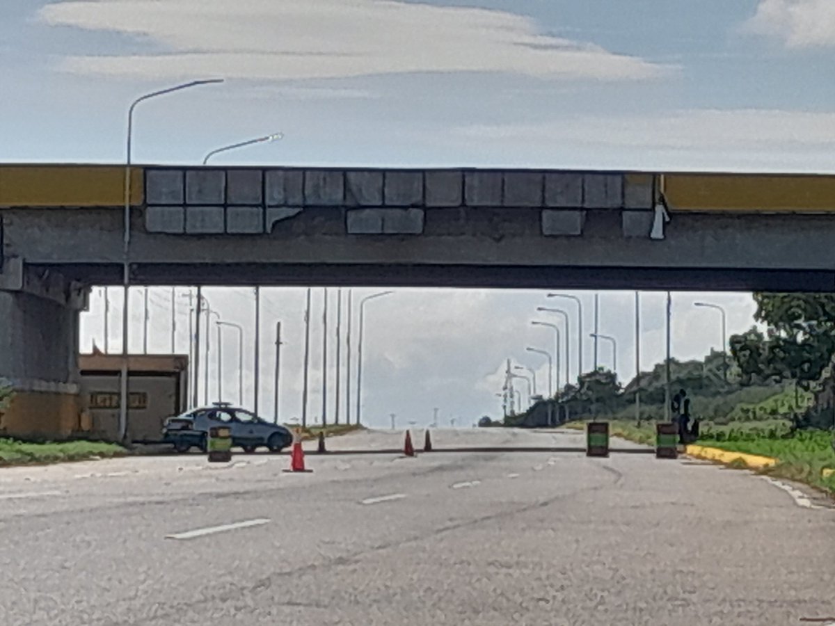 DipHectorVargas's tweet photo. #05DeOct La autopista Lara-Zulia ésta importante vía interestatal llena de huecos, baches, grietas,maleza y oscuridad, abandonada por el centralismo.Ya es hora de que los Zulianos tengan el poder de administrar los bienes de la región puerto, aeropuerto y peajes del estado #Zulia https://t.co/OEMFyjA8Bn