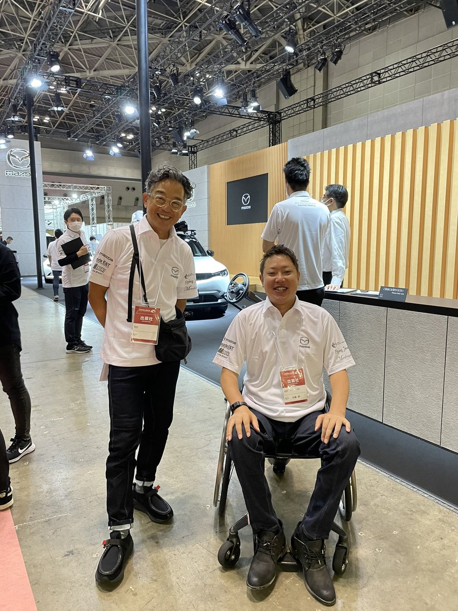 FlyingjeansJ's tweet photo. MAZDA X FlyingJeans のコラボです。
期間中のポロシャツも、ジーンズ同様　#丸和繊維工業　の　#動体裁断　#動体縫製　です。私たちのプリント入り^ ^
2日目も頑張ります！
 #国際福祉機器展　#MAZDA #FlyingJeans #丸安毛糸 https://t.co/S9hyUftm6T
