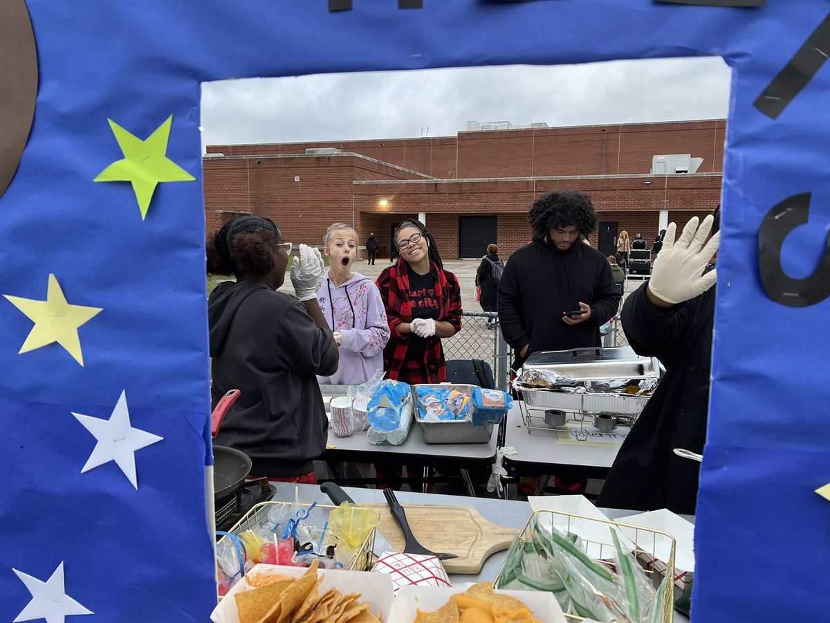 ChefVSunDevil's tweet photo. Salem HOCO Bonfire - My catering class set up a food truck- Meteor Melts and it was a big hit !  #SundevilCatering @LeeaneTurnbull,  @SalemSCA https://t.co/xGaxGEMgWi