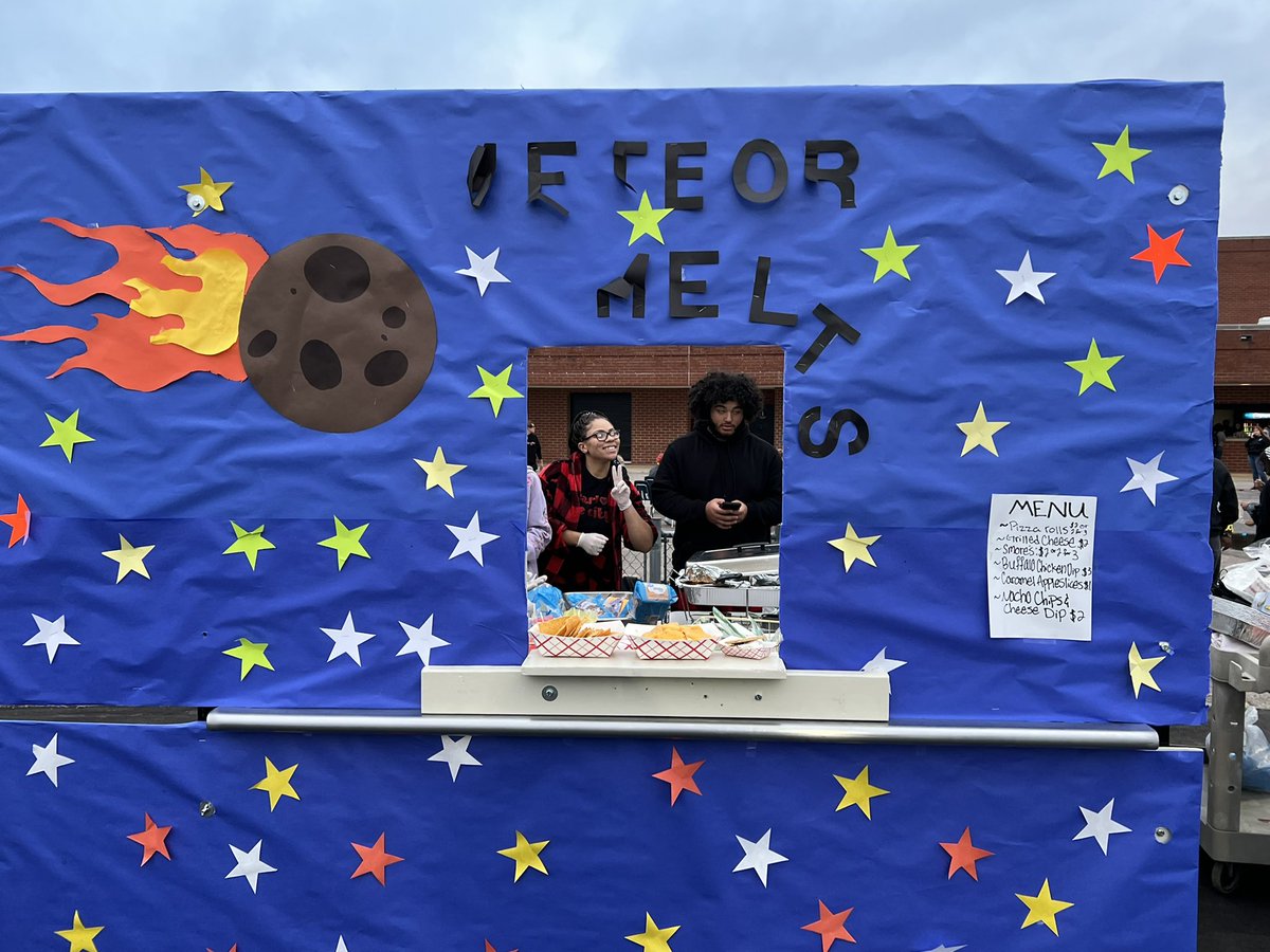 ChefVSunDevil's tweet photo. Salem HOCO Bonfire - My catering class set up a food truck- Meteor Melts and it was a big hit !  #SundevilCatering @LeeaneTurnbull,  @SalemSCA https://t.co/xGaxGEMgWi