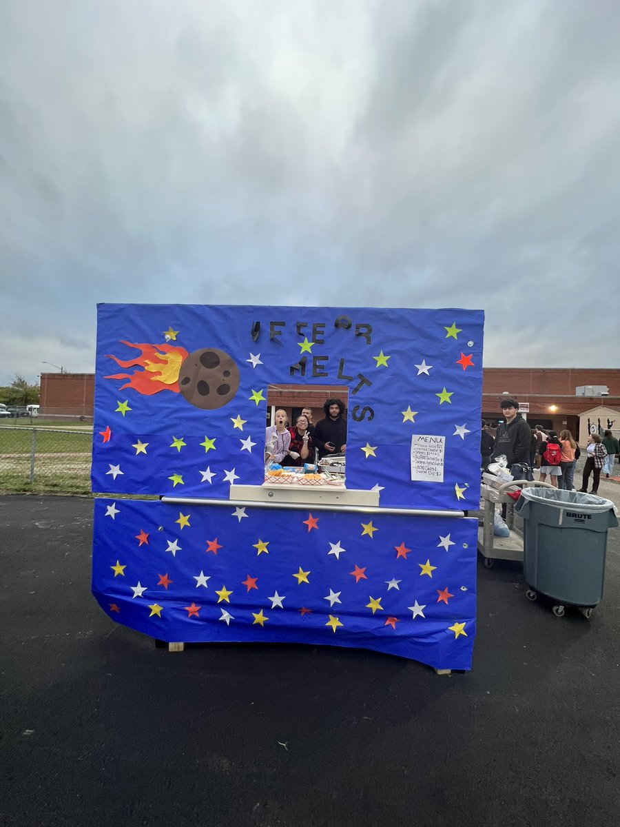 ChefVSunDevil's tweet photo. Salem HOCO Bonfire - My catering class set up a food truck- Meteor Melts and it was a big hit !  #SundevilCatering @LeeaneTurnbull,  @SalemSCA https://t.co/xGaxGEMgWi
