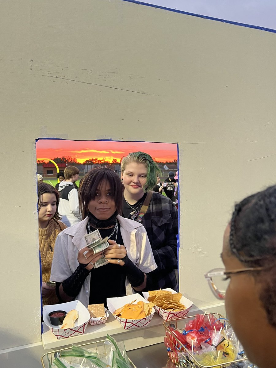 ChefVSunDevil's tweet photo. Salem HOCO Bonfire - My catering class set up a food truck- Meteor Melts and it was a big hit !  #SundevilCatering @LeeaneTurnbull,  @SalemSCA https://t.co/xGaxGEMgWi