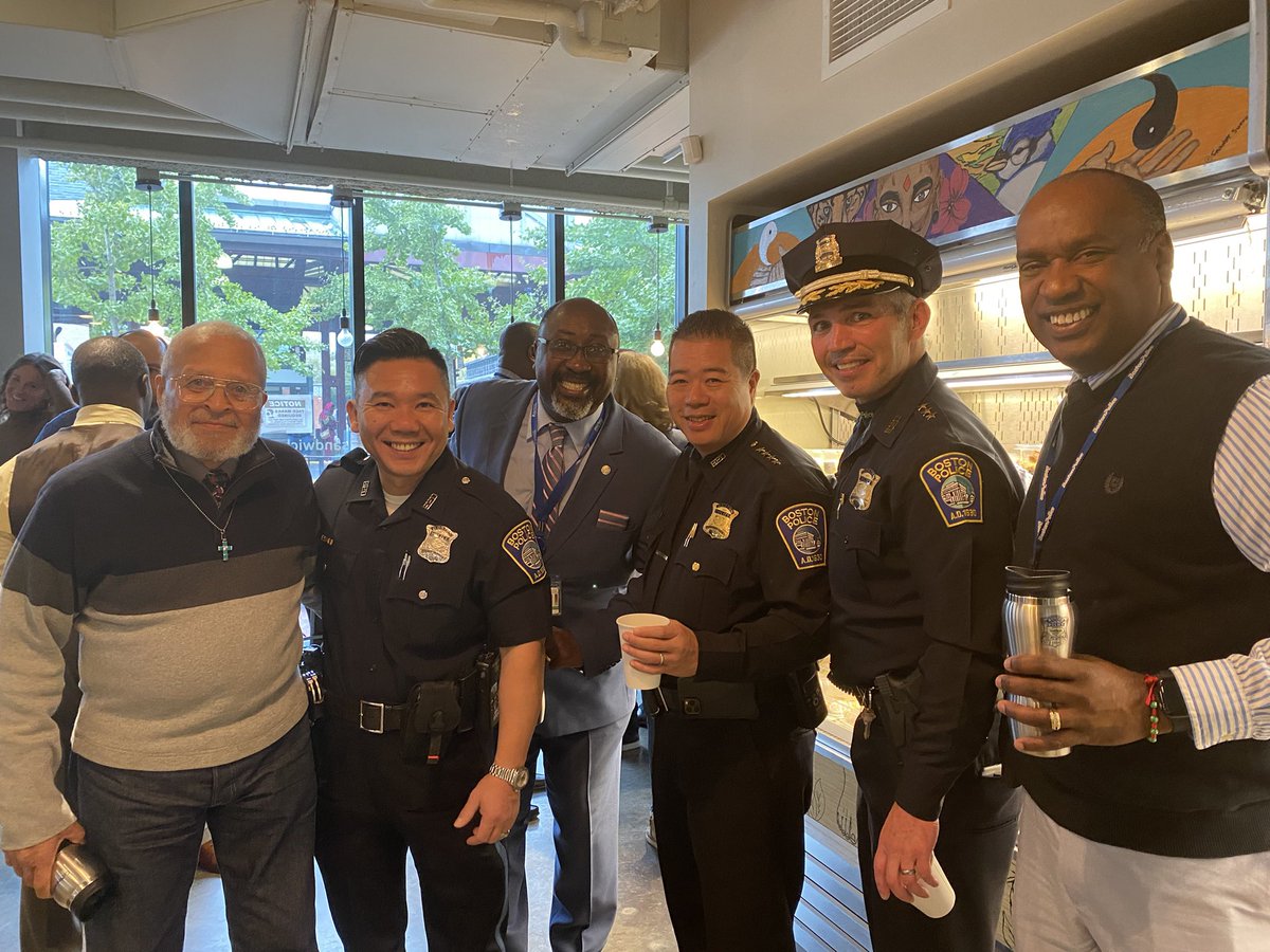 BCEengagement's tweet photo. 1/2 National @CoffeewithaCop ☕️👮♂️day in @CityOfBoston! What a great morning where there were more smiles 😊 to count to brighten this dreary rainy ☔️ day! #B2 #Roxbury #CommishCox @bostonpolice https://t.co/anxTYoO7V4