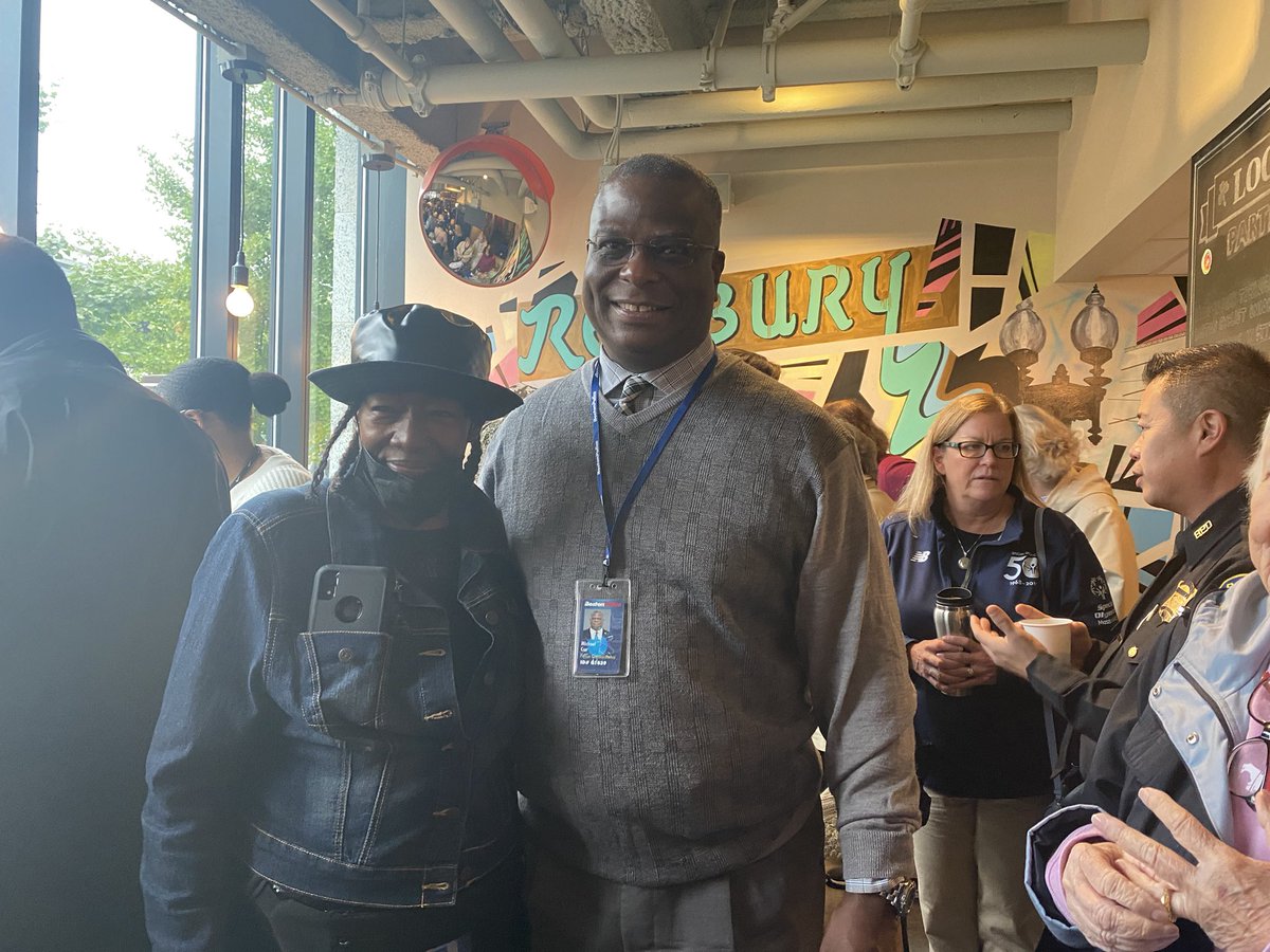 BCEengagement's tweet photo. 1/2 National @CoffeewithaCop ☕️👮♂️day in @CityOfBoston! What a great morning where there were more smiles 😊 to count to brighten this dreary rainy ☔️ day! #B2 #Roxbury #CommishCox @bostonpolice https://t.co/anxTYoO7V4
