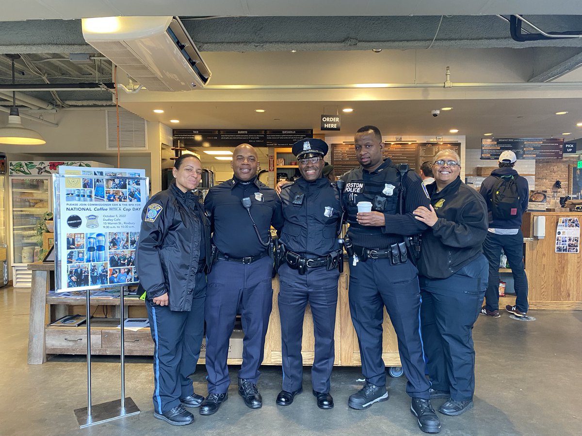 BCEengagement's tweet photo. 1/2 National @CoffeewithaCop ☕️👮♂️day in @CityOfBoston! What a great morning where there were more smiles 😊 to count to brighten this dreary rainy ☔️ day! #B2 #Roxbury #CommishCox @bostonpolice https://t.co/anxTYoO7V4