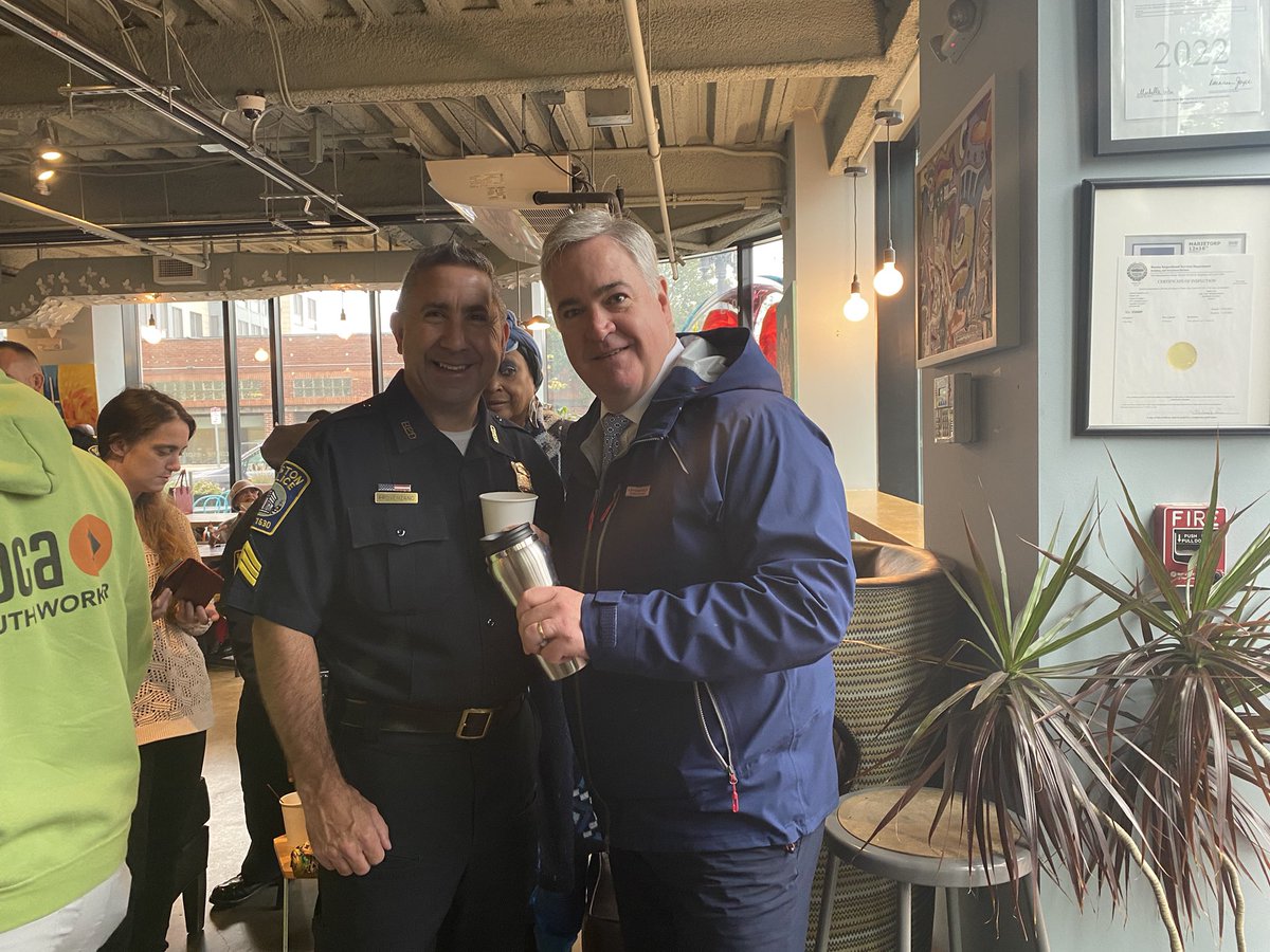 BCEengagement's tweet photo. 1/2 National @CoffeewithaCop ☕️👮♂️day in @CityOfBoston! What a great morning where there were more smiles 😊 to count to brighten this dreary rainy ☔️ day! #B2 #Roxbury #CommishCox @bostonpolice https://t.co/anxTYoO7V4