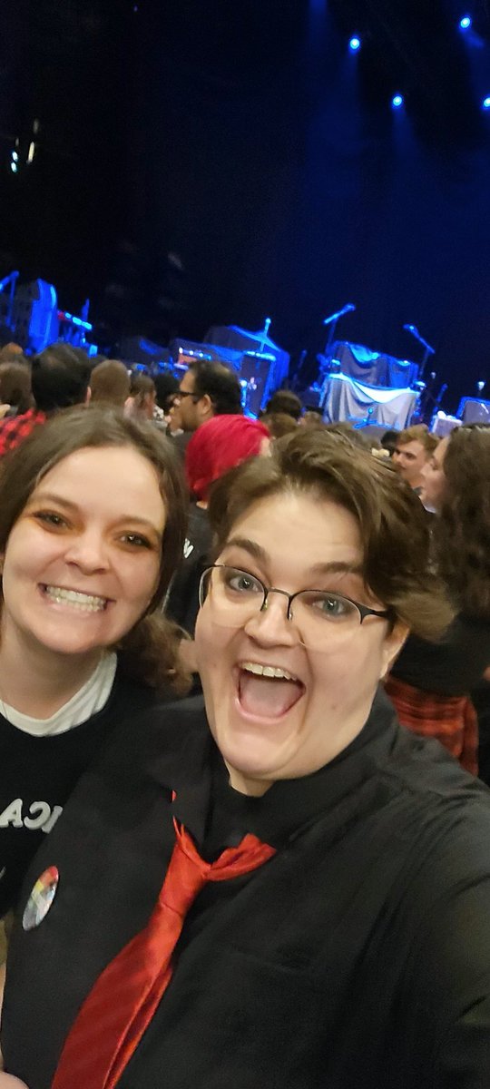 PrinzessPaige's tweet photo. We are fucking HERE #MCROAKLAND https://t.co/CfBweX5Bme