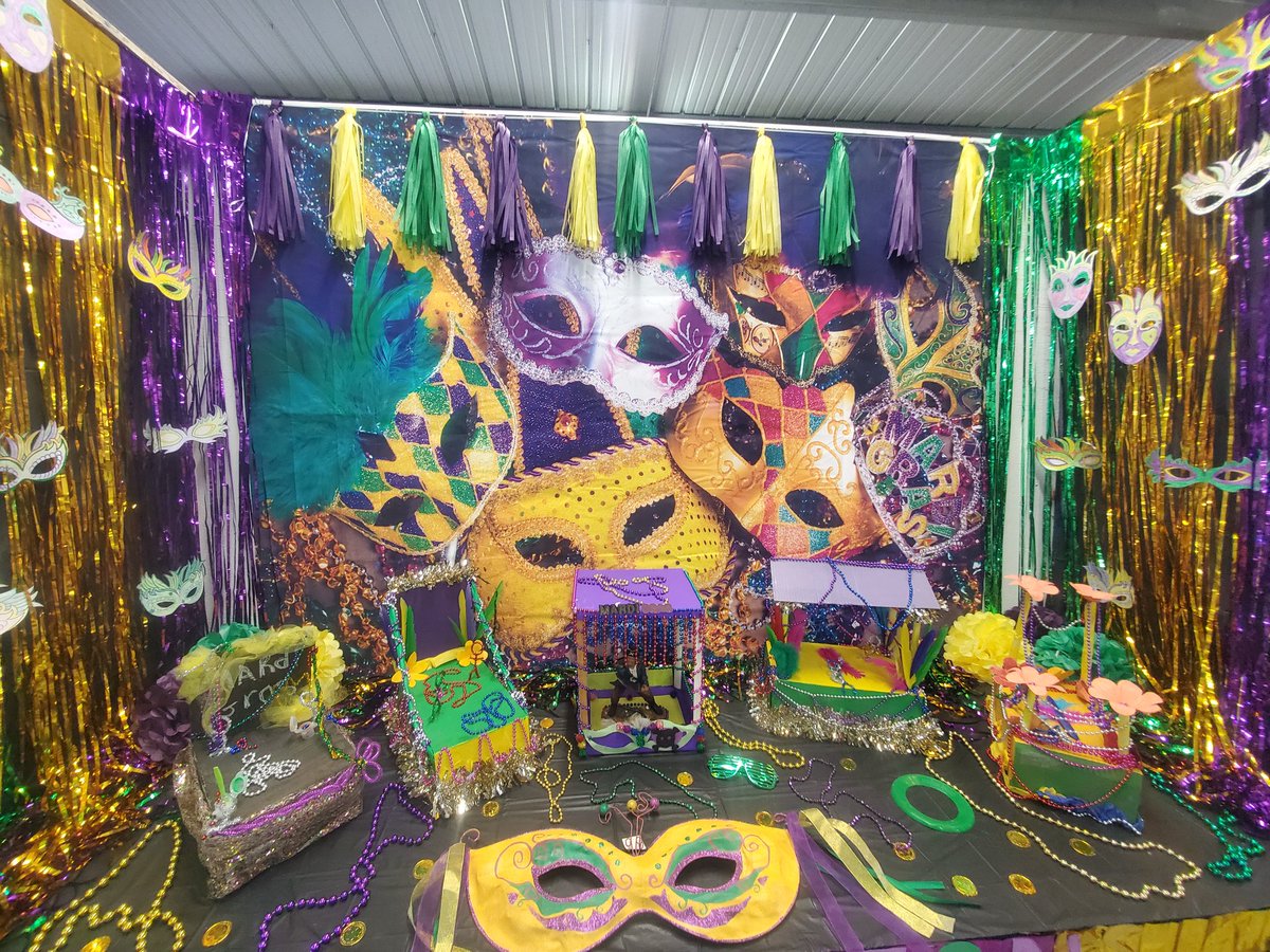 If you happen to be at the fair this week,  go check out the exhibits! My 4-Hers worked really hard on this!💜💛💚
<a href="/GoBucsSJHS/">Southside Jr. High</a> 
#Adventuresofamathteacher
#4HLeader