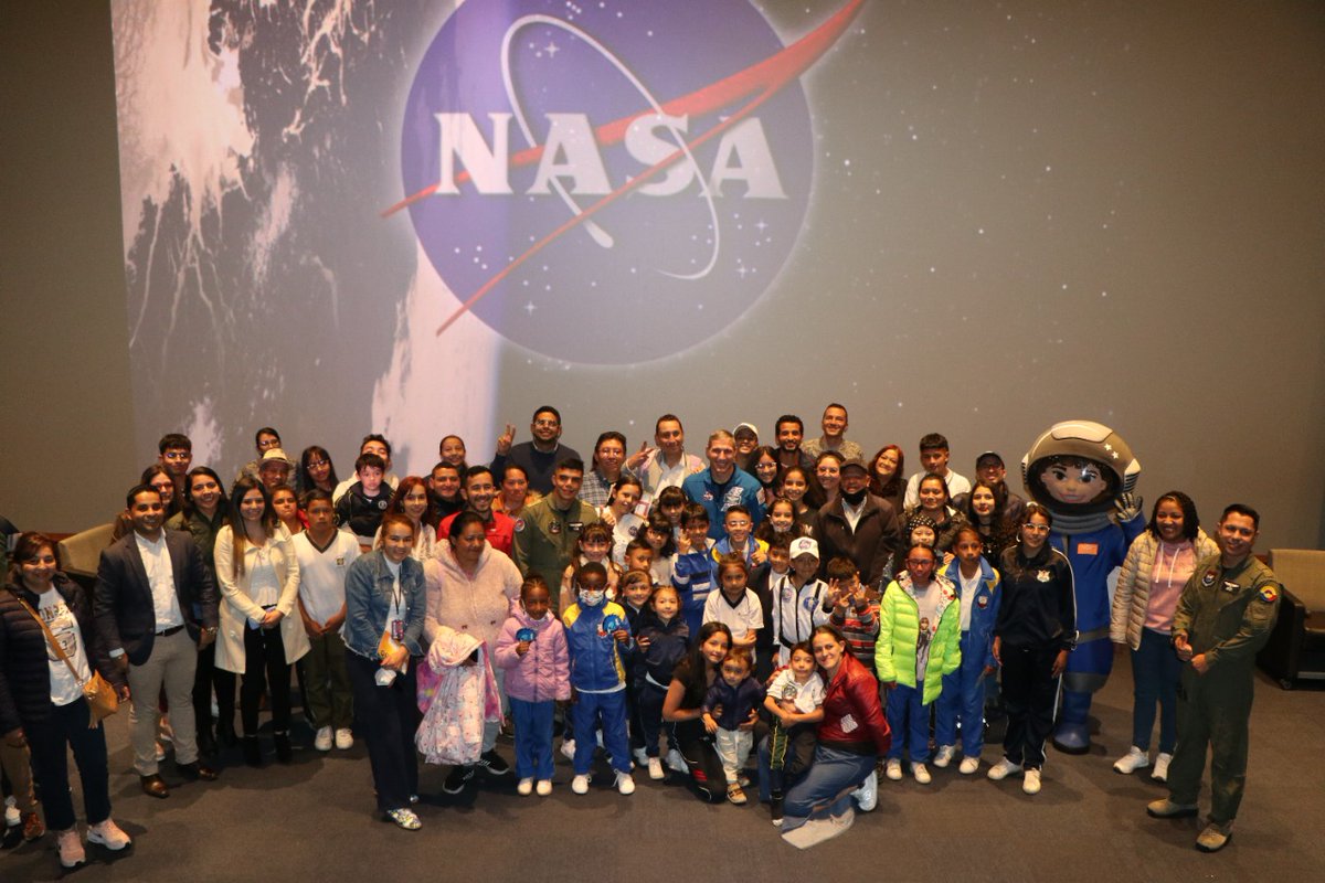 FuerzaAereaCol's tweet photo. Conociendo más acerca del universo, niños y niñas en @MalokaBogota escucharon atentos las experiencias vividas de los astronautas análogos de su @FuerzaAereaCol y el astronauta de la @NASA Michael Hopkins.
#MiFuerzaAérea🇨🇴
#AdAstra🚀
#PoderEspacialFAC
#WorldSpaceWeek2022 https://t.co/tBHDH8AI4k