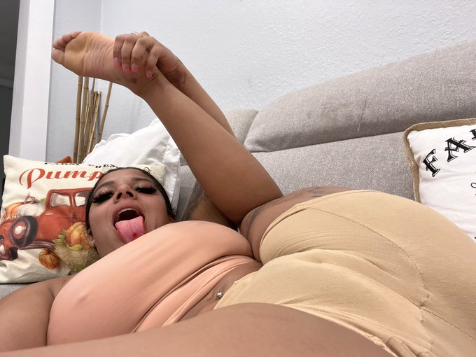 i need help stretching 🧘🏻&zwj;♀️🙆🏻&zwj;♀️ https://t.co/NthiCV9vMX