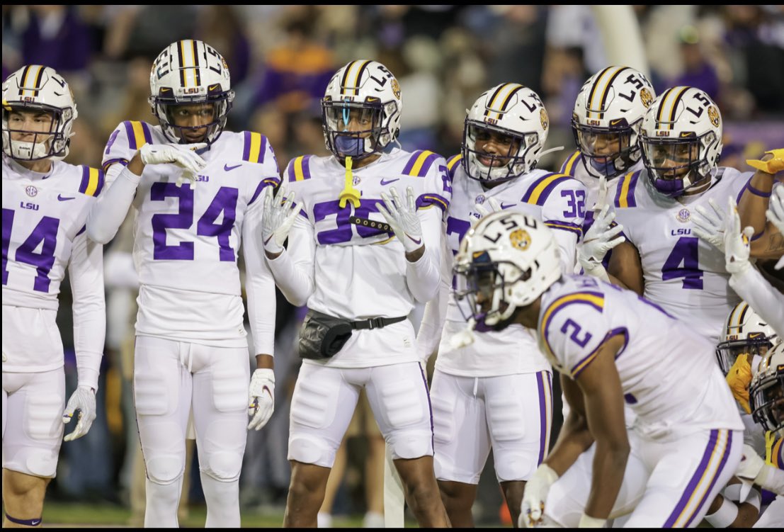 Staying modest as I announce how sanguine I am to have earned an offer from Louisiana State University! #GeauxTigers 🟣🟡@CoachBrianKelly @MikeDenbrock @LSUfootball @LSUFBrecruiting @TrustMyEyesO @therealraygates @CoachEReinhart @NorthCro_FB @TheJohnDiarse