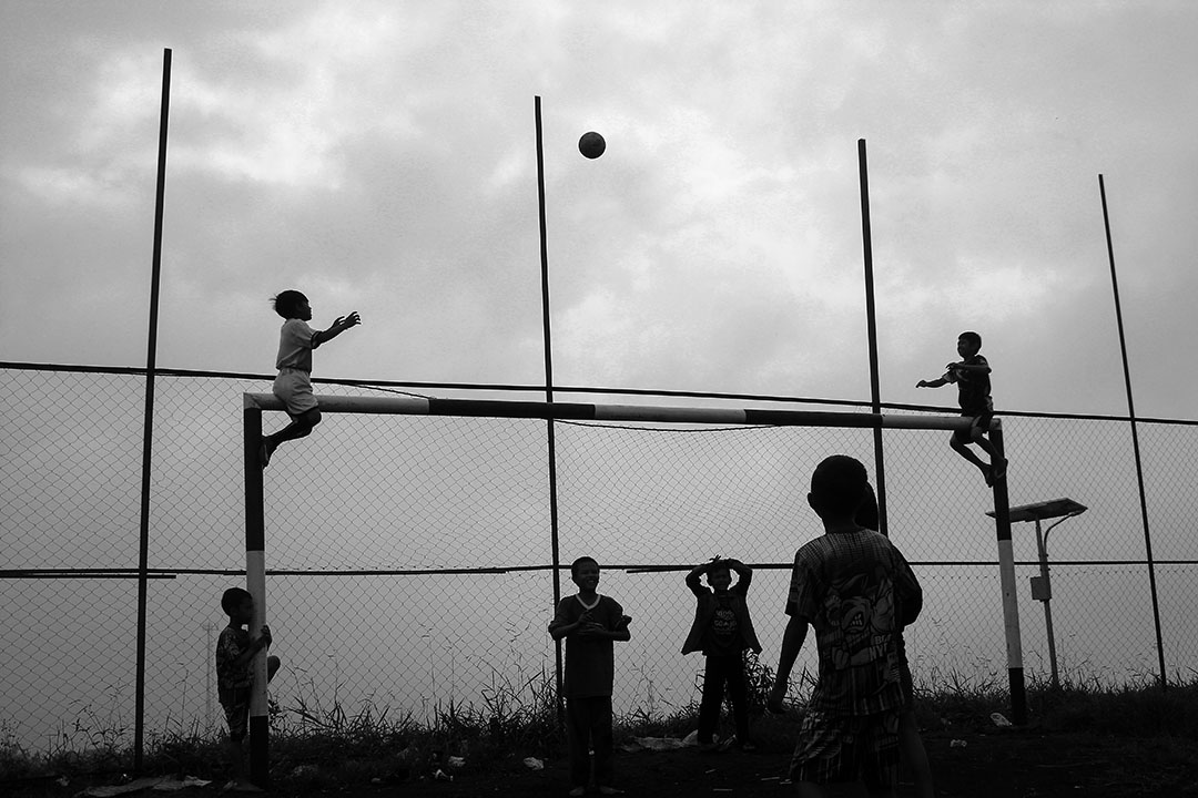 TeiaArt's tweet image. “Playing A Ball” by @algifs
“This photo I took while traveling around the house in Tanjungsari, Sumedang Regency. The children were seen playing ball in the morning on the village field.”

teia.art/objkt/588679

Curated by @MellodoraArt