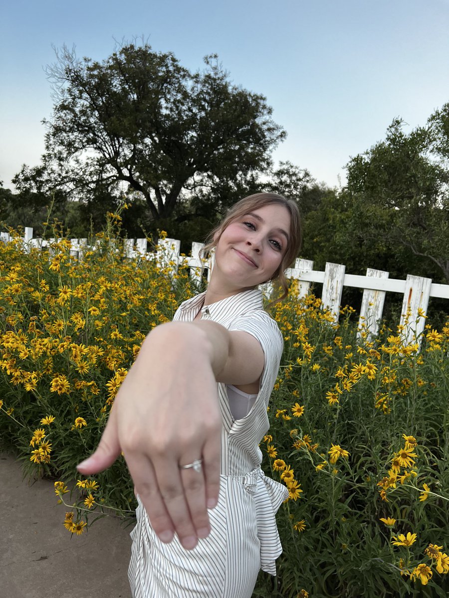 taylingarza's tweet photo. @_aubs___ caught the bouquet👀👀 https://t.co/K3qnEP8jgz