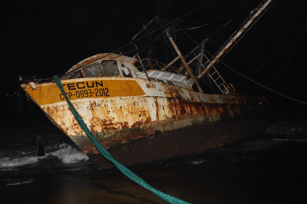 MarioRojas11's tweet photo. Se ha logrado ya extraer el 80% del combustible del barco Tecún, encallado en el pacífico, mañana el equipo Marn, seguirá dando el apoyo técnico al ejército de Guatemala  para concluir las labores y dar una disposición final a los residuos y desechos. https://t.co/jT90411vlp