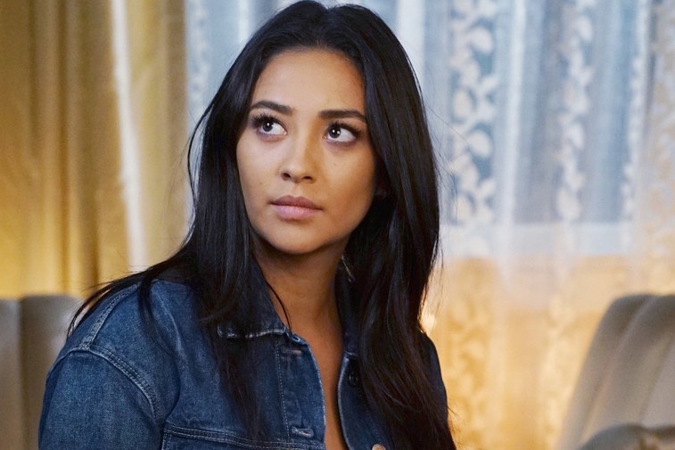 tracklist's tweet photo. Shay Mitchell, atriz conhecida por interpretar Emily em "Pretty Little Liars", revelou ser bissexual 🏳️‍🌈 https://t.co/69PXbTdX79