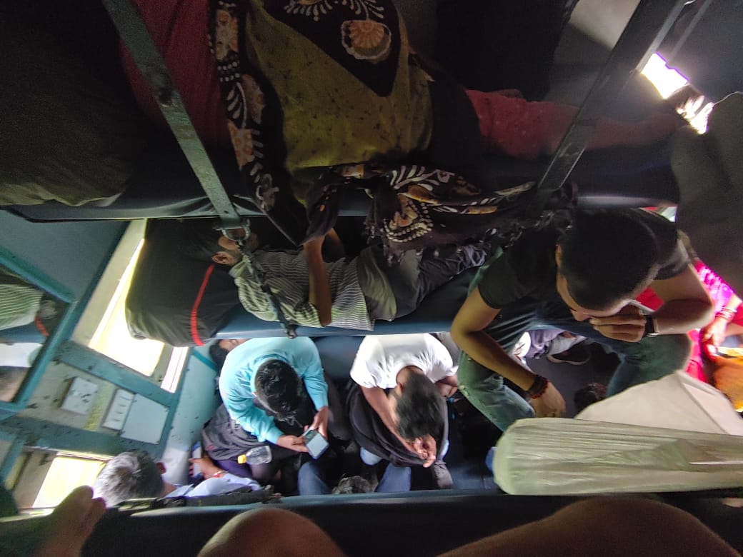 nirbanmondal's tweet photo. Train no 13009. 
Coach S7. 
Many Passengers are sitting here without any reservation ticket. Forcing others to "adjust" who have valid tickets already. 
No TTE! NO RPF! Please help... @EasternRailway @RailwaySeva @RPF_INDIA https://t.co/deiijzIKuz