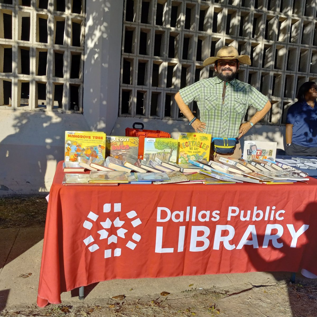 EdwrdtheObscure's tweet photo. Getting the good word out about public libraries during National Night Out 2022

#NationalNightOut #dallaspubliclibrary #outreachlibrarian #librariesinaction #librarianinthewild https://t.co/a4jG6Fp3Pr
