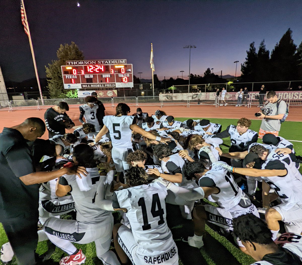 dstepenosky's tweet photo. Family!  @CalabasasFtball @CaryHarris07 @SeanStepenosky @ryanlucero552 @miller_kaylon @QbAlonzo @domatapeko_jr @Aaronbutlerrr @_JerryMcgee5 @ARIONSANTANA_ @miller_kaylon @EO_CHS23 @EliavAppelbaum @latsondheimer @JacksonNeff18 https://t.co/s5u6AOBuSL