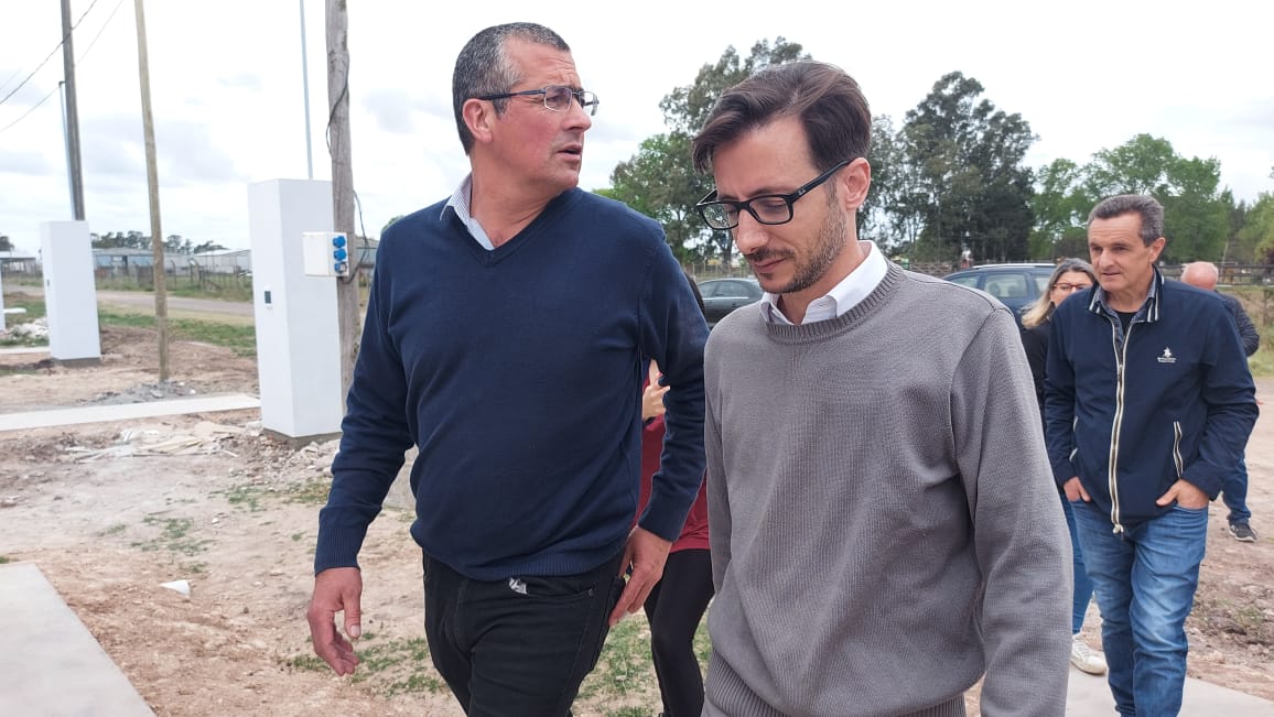 •• El intendente <a href="/maxisuescun/">maximiliano suescun</a> recibió a <a href="/agussimone/">Agustín Simone</a>, ministro de <a href="/MinHabitatPBA/">Ministerio de Hábitat y Desarrollo Urbano</a> con quien recorrió la obra del barrio UDER acompañado de Juan Manuel Alberro, presidente del bloque de concejales <a href="/JuntosRauch/">JUNTOS RAUCH</a> y Mario Ibargoyen, secretario de Planificación.

#MuniRauch · 150 años