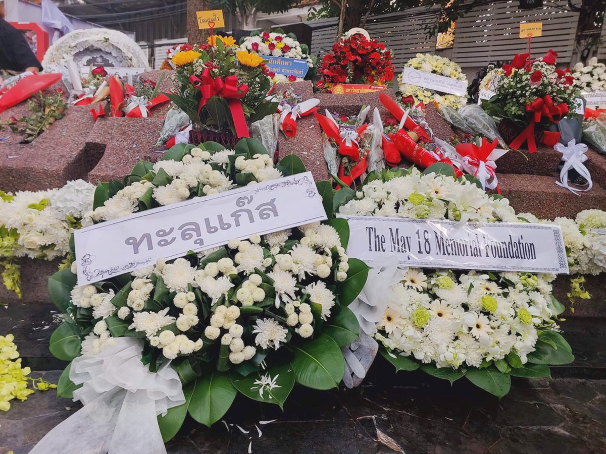 thalugazzz's tweet photo. 6 ตุลา ตราบาปรัฐเปื้อนเลือด
ปีศาจเชือดเข่นฆ่านักศึกษา
ถูกลบเลือนให้หายตามกาลเวลา
คราบน้ำตาจะคงอยู่นิรันดร

แนวร่วมมวลชนอิสระร่วมรำลึก 46 ปี 6 ตุลา ณ มหาวิทยาลัยธรรมศาสตร์ ท่าพระจันทร์

#6ตุลา
#46ปี6ตุลา https://t.co/zEh0gkNqEH