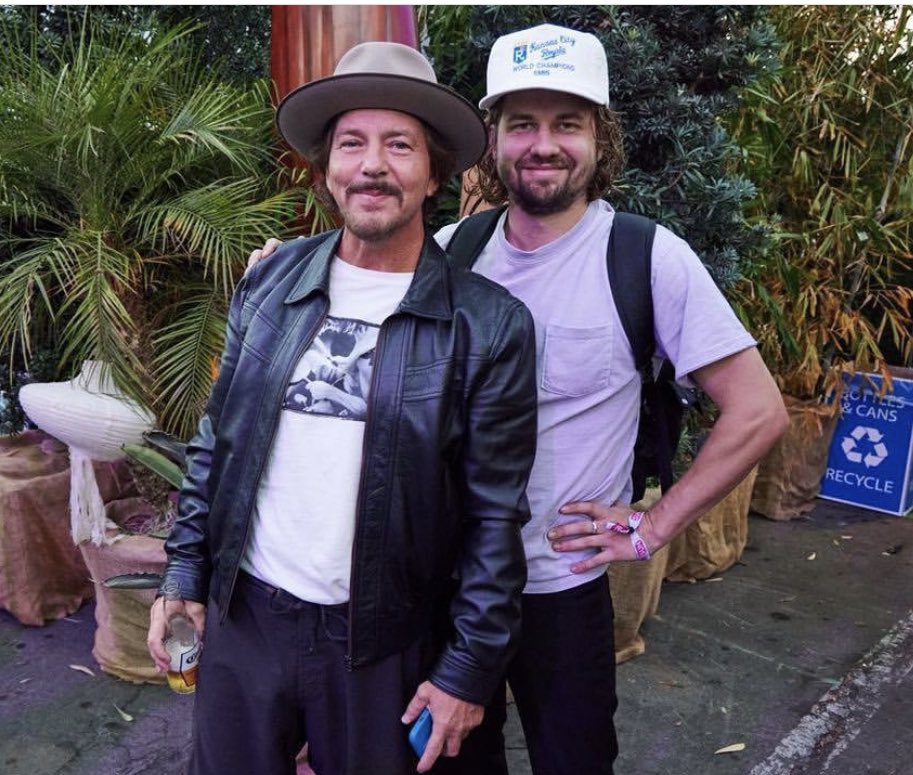 rubywaverider's tweet image. That couple that just quit their big city tall office building jobs and moved to your small town to start abusiness selling reusable clingwrap made out of beeswax at craft fairs #kevinmorby #eddievedder @kevinmorby