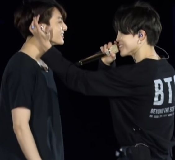 vicarmyjk's tweet photo. el #jikook cantándose es lo más lindo que van a ver.

╰►un hilo ೀ° °•ೃ https://t.co/GeWaBEOfq7