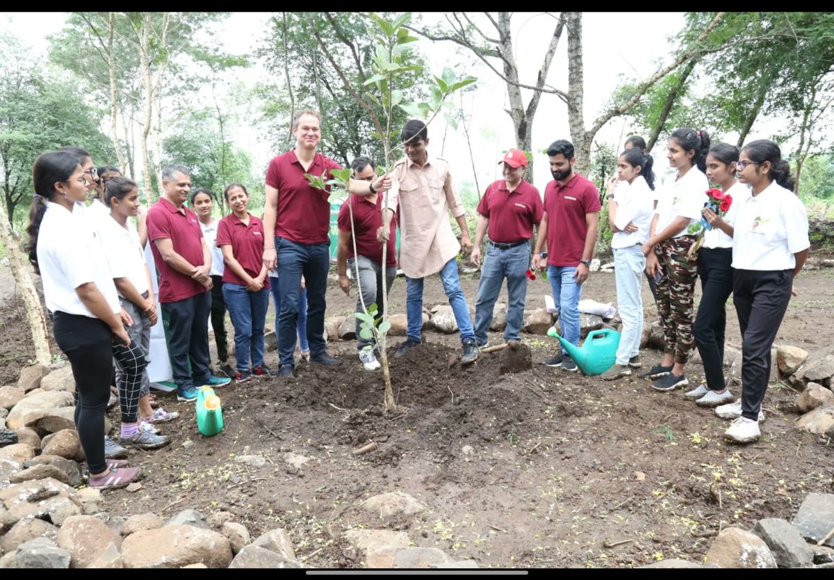 ErikSolheim's tweet photo. Bravo Pune 🇮🇳!
Under the Green Lungs campaign, Vanderlande and @kalptaru108 have developed a wonderful man-made forest on the land of the Forest Department. In which more than 100 extinct endemic species have been used.

@SMungantiwar @TreemanOfIndia https://t.co/y80R7MCjA7