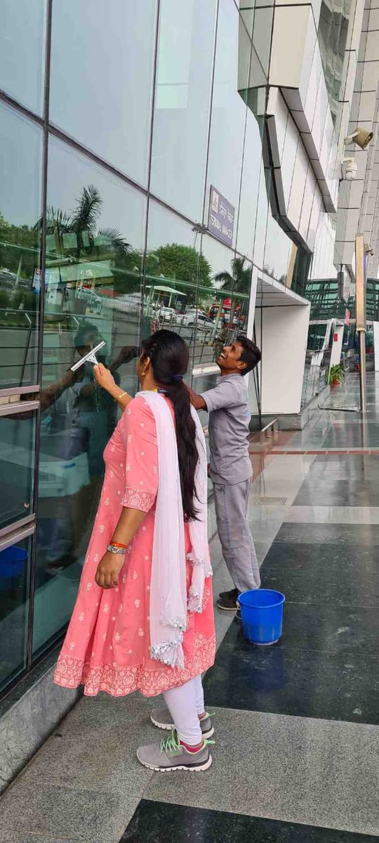 AirportUdaipur's tweet photo. #SpecialCampaign2 The facade cleaning of the terminal has been initiated from today by cleanliness ambassador @MoCA_GoI @AAI_Official @aaiRedNR https://t.co/sOR9JNmcux