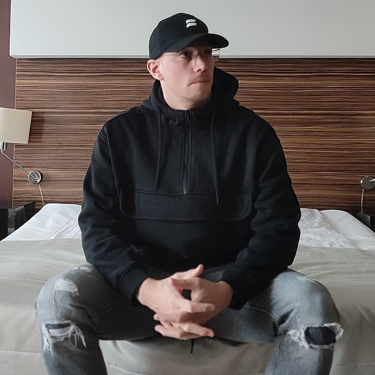 Falarybasics's tweet image. Cooler Typ mit cooler Mütze！

#falary #falaryde #betterbasics #casualstyle #biobaumwolle #organiccotton #umweltfreundlich #umweltschutz  #zerowaste #plastikfrei #lesswaste #recycling #Socken #füsslinge #socksoftheday #knitting #cutesocks #sockstyle #instasocks   #cap #fashion