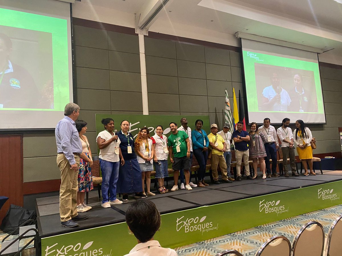 MinAmbienteCo's tweet photo. ¡Segundo día de #Expobosques! Estuvimos en el Diálogo Participativo con nuestro coordinador del grupo de bosques, Carlos Garrid.
Compartimos experiencias que demuestran que sí se puede hacer un uso sostenible de nuestras áreas forestales.
Conoce más🌳👉https://t.co/TNVz8nfU7i https://t.co/EOGP8cVm04
