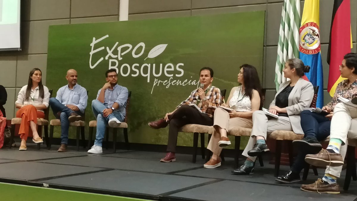 MinAmbienteCo's tweet photo. ¡Segundo día de #Expobosques! Estuvimos en el Diálogo Participativo con nuestro coordinador del grupo de bosques, Carlos Garrid.
Compartimos experiencias que demuestran que sí se puede hacer un uso sostenible de nuestras áreas forestales.
Conoce más🌳👉https://t.co/TNVz8nfU7i https://t.co/EOGP8cVm04
