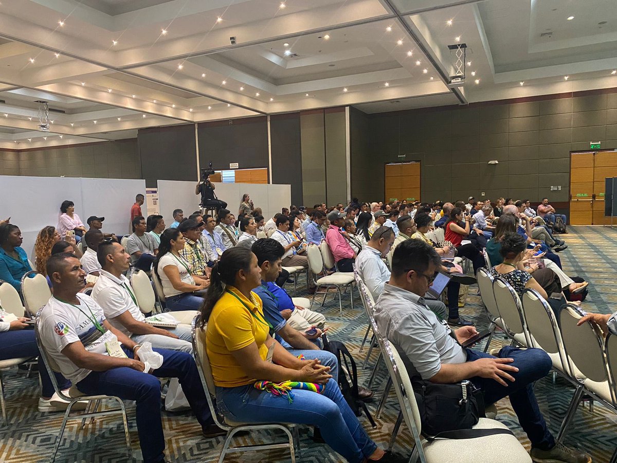 MinAmbienteCo's tweet photo. ¡Segundo día de #Expobosques! Estuvimos en el Diálogo Participativo con nuestro coordinador del grupo de bosques, Carlos Garrid.
Compartimos experiencias que demuestran que sí se puede hacer un uso sostenible de nuestras áreas forestales.
Conoce más🌳👉https://t.co/TNVz8nfU7i https://t.co/EOGP8cVm04