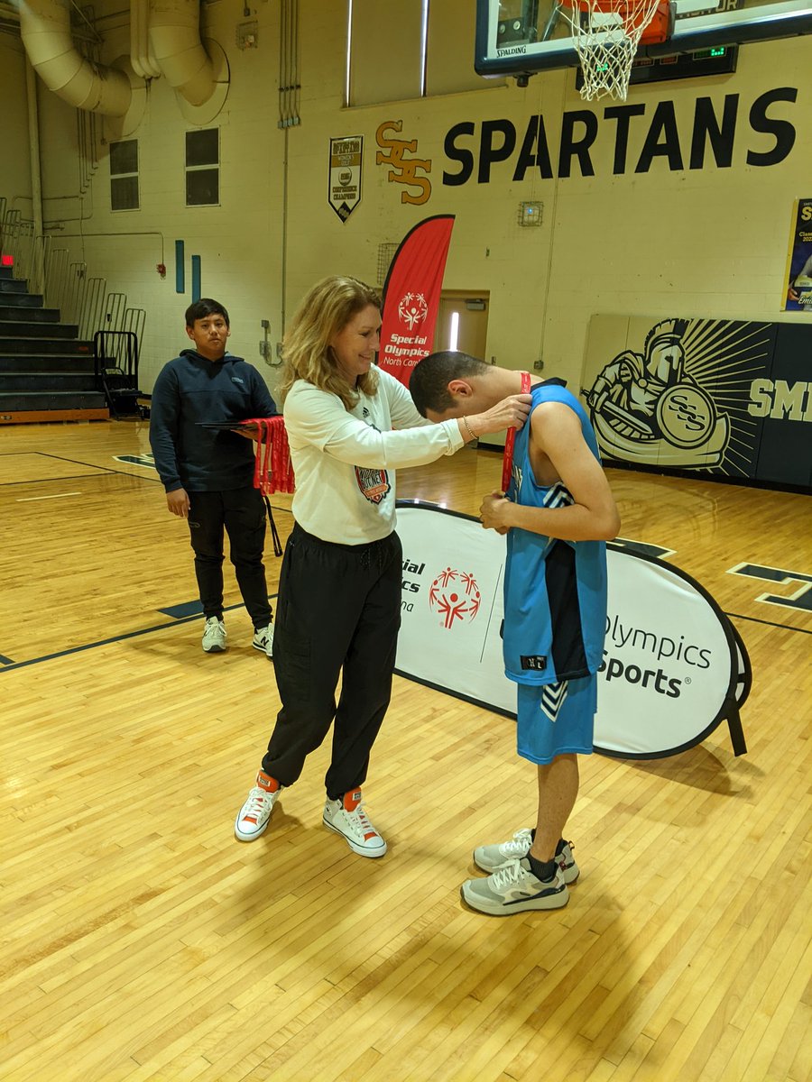 Thanks <a href="/athletics_sss/">Smithfield-Selma Spartan Athletics</a> inviting me to announce <a href="/SpecialOlympics/">Special Olympics</a> <a href="/SONorthCarolina/">Special Olympics North Carolina</a> Unified basketball game vs rivals Cleveland Rams! Thx band, cheerleaders, athletes, parents, teachers &amp; unified partners!
Nickname for each athlete✓
Smoke machine for intros✓
Wireless mic for me✓