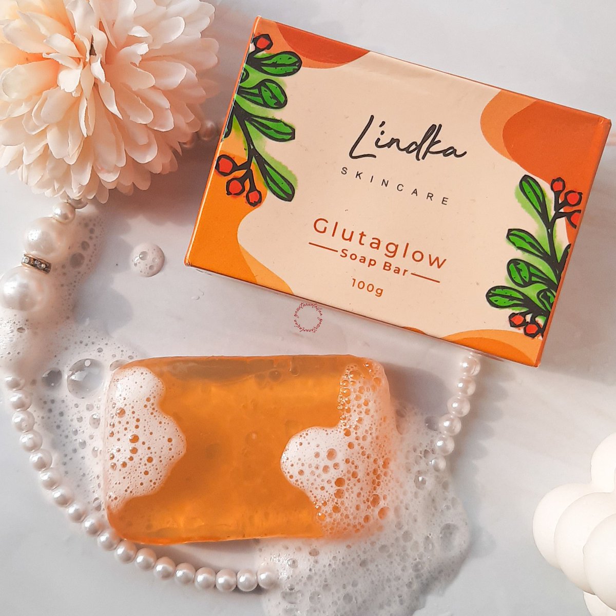 yassqualane's tweet photo. Mengandung 4 Active Brightening Agent ada Niacinamide, Glutathione, Kojic Acid &amp; Bearberry Leaf Extract (Arbutin), ada Glycerin, Olive Oil &amp; Lavender Oil juga untuk menjaga kelembaban kulit, jdi nggak khawatir deh kulit bakalan kering, don't worry 👌

#yourskinsfirstlove https://t.co/3jXKWcnWgi