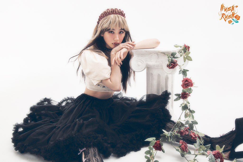 GirlgroupsBR's tweet photo. LINDÍSSIMA! A CHAEYEON (ex IZ*ONE) revelou fotos teasers para o seu debut solo com o mini álbum intitulado "HUSH RUSH"! 🧛‍♀️💜

O debut será no dia 12 de outubro! https://t.co/NuC3uRWGxM