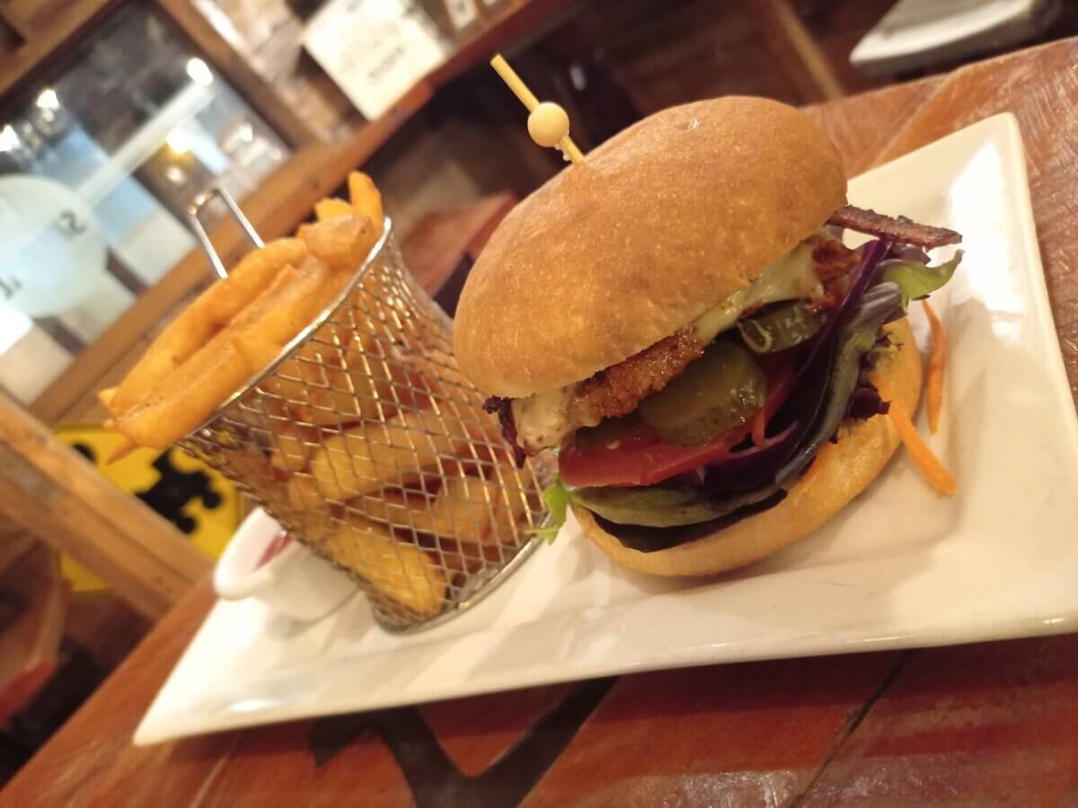 ParkRuapehu's tweet photo. There is nothing better than a delicious meal with great company.
As one of only two eating establishments in the area, The Park Hotel is famous for our beautiful meals. 
Why not come and see for yourself!
#pizza #burger #salads #kidsmeals #foodie #TheParkHotel https://t.co/Vt9GdbXL3S