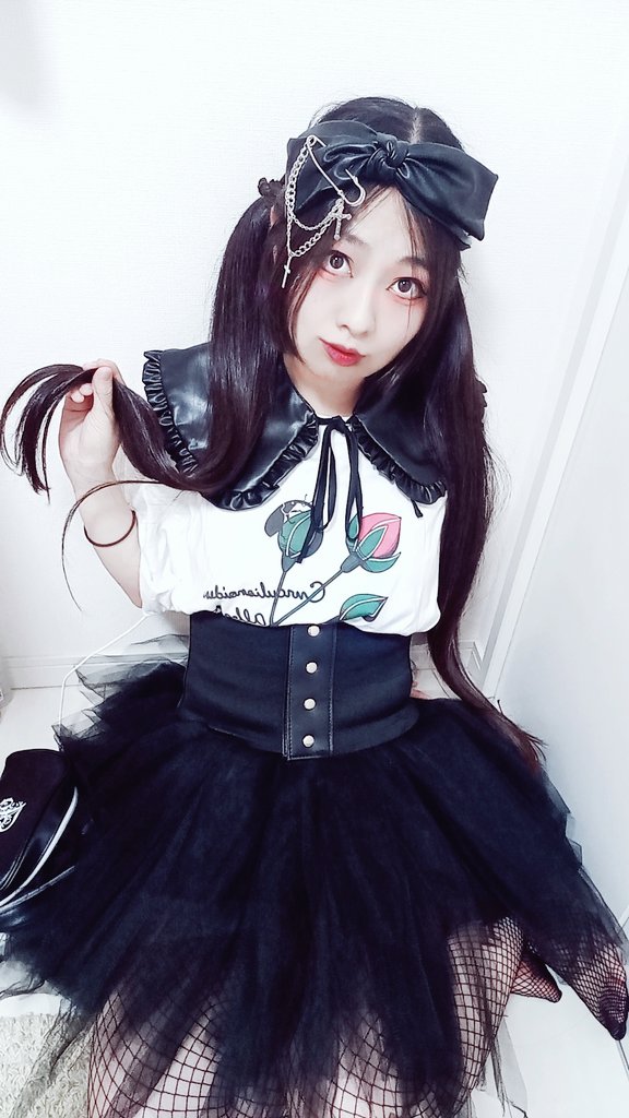 catocala_10's tweet photo. ゴスとかロリとか地雷とかサブカルとかの服と昆虫が大好こで被写体したり日々のコーデ見せびらかしたり昆活したりしとるよ #私の個性はきっと誰かにささる https://t.co/pZEA7NUlKf