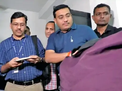 news24tvchannel's tweet photo. गुजरात में नकली नोटों का हुआ पर्दाफाश।

◆  सूरत में मिले 317 करोड़ रुपए के नकली नोट। 

◆ इसमें 67 करोड़ के पुराने नोट भी शामिल हैं।

◆ पुलिस ने मुंबई के मास्टर माइंड विकास जैन समेत 6 को किया गिरफ़्तार। https://t.co/9BJeKssXLz