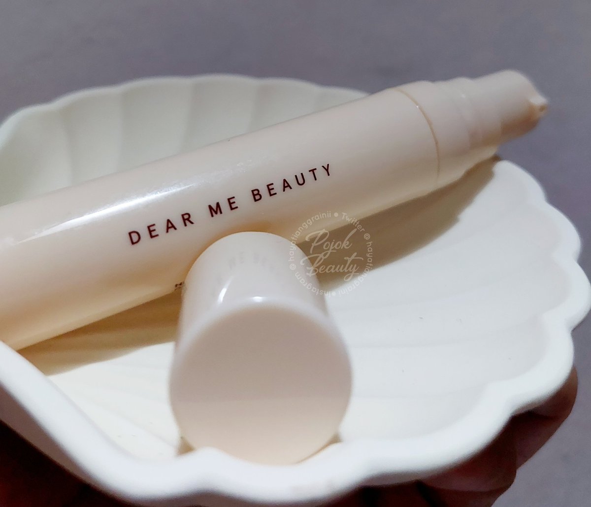 hayddengemz's tweet photo. Aku tuh kurang suka lip matte gitu, jdi cari yg tekstur velvet/mousse biar lebih lembab di bibir, tpi rawan transfer parah 🥲. Sekarang teksture dan finish apa pun produk make upnya bisa stay dan tahan lama.
#racuninmakeup #racuninskincare #SekuritinyaMakeup24Jam
#HayReview https://t.co/z8uzvxUgVZ