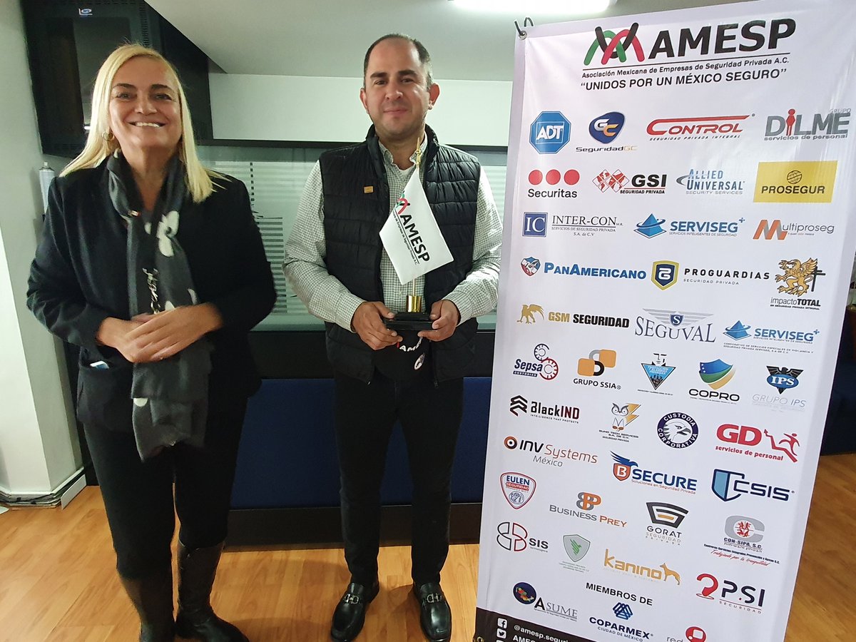 AMESP_oficial's tweet photo. Nuestra Directora General Lic. Verónica Torres Landa Castelazo @vtorreslanda entrega pin y banderín a nuestro asociado Lic. Rafael Abreu CEO de #GORAT en su visita a la oficina de #AMESP
#HablemosBienDeLaSeguridad #SoyAMESP #FuerzaAMESP #UnidosPorUnMéxicoSeguro #201EmpresasAMESP https://t.co/5aASskvTtb