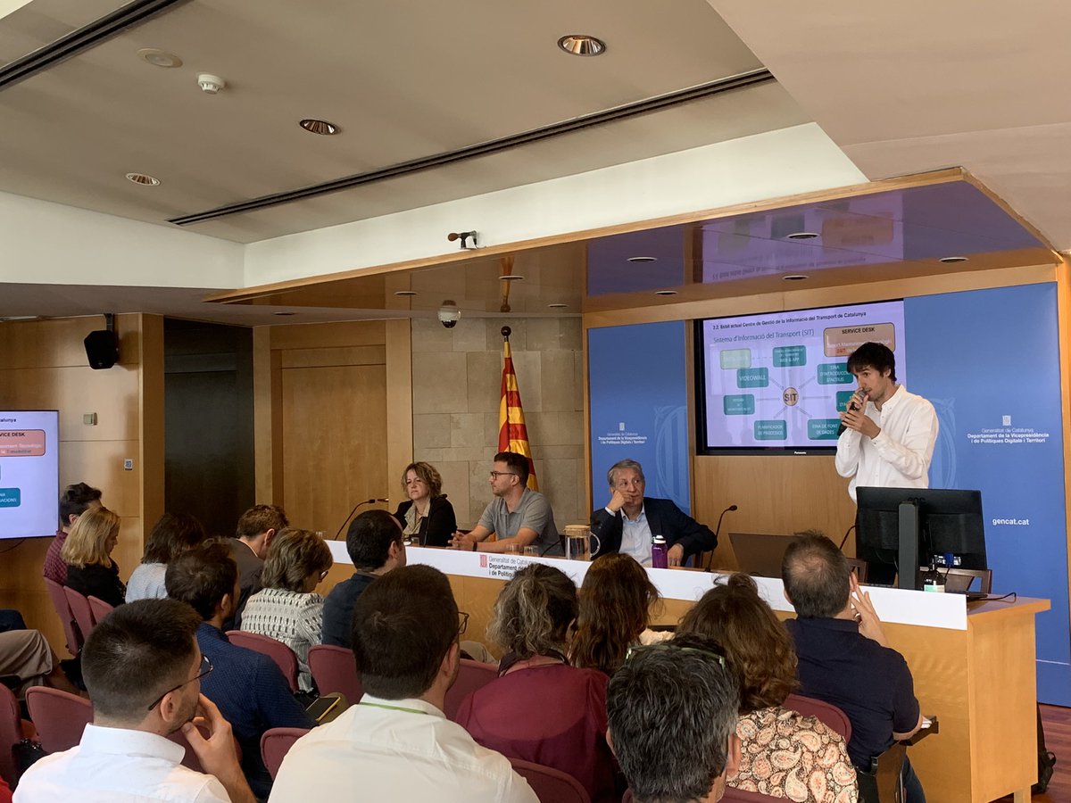 ATMbcn's tweet image. 🗣 Guillem Vall, responsable del Centre de Gestió de la Informació del Transport de #Catalunya de l'ATM, ha explicat el funcionament tècnic del #CGIT, destacant la importància d’aquest com a “referent per coordinar la informació i les incidències entre operadors i usuaris”.
